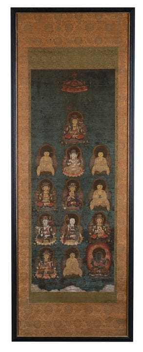 一幅日本佛教挂轴，18或19世纪作品，以水墨和金箔绘于丝绸之上，描绘了释迦牟尼佛像高居于“十二天”之