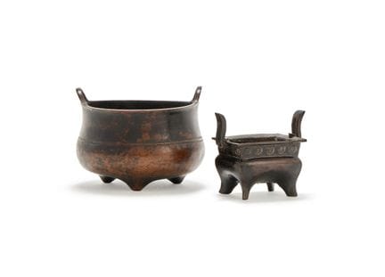Zwei chinesische Bronzerauchfässer aus der Qing-Dy