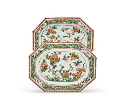 一对中国青花“派皮边”肉盘，康熙年间（1662-1722），盘面中央饰有两只在硕大牡丹花朵间翱翔的飞