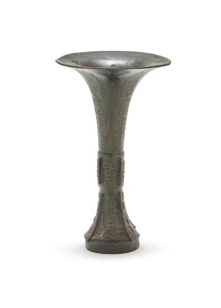 Eine chinesische Gu-Vase aus Bronze aus der Ming-D