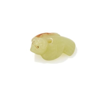 Ein Anhänger in Form eines Vogels aus gelber Jade 