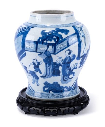 一件中国青花瓷花瓶，康熙年间（1662-1722），瓶身绘有在规整的围墙花园中嬉戏的人物与孩童图案，
