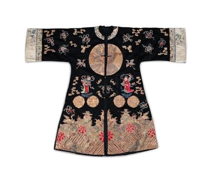一件前开襟式中国道士袍，约1900年左右，袖口和领口处饰有额外刺绣，底色以黑色丝线绣制，这是道士袍“