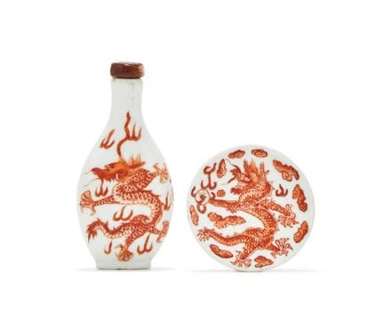 一件中国铁红彩“龙纹”瓷鼻烟壶及托碟，道光年间（1820-1850），托碟上刻有“道光”四字款，鼻烟