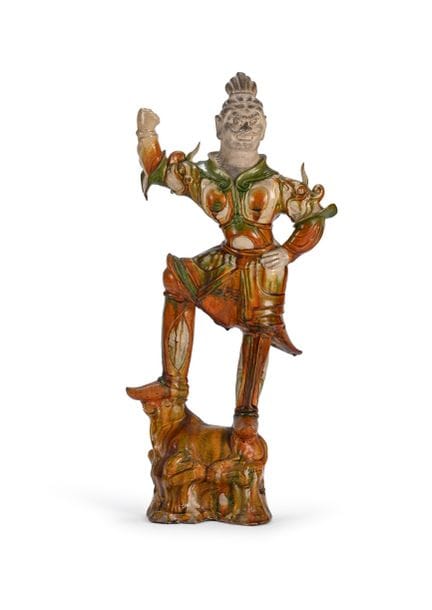 Eine große chinesische Keramikfigur mit Sancai-Gla