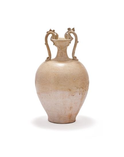 Un'anfora cinese in ceramica smaltata con finitura