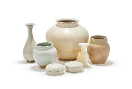 Un gruppo di oggetti cinesi in ceramica bianca del
