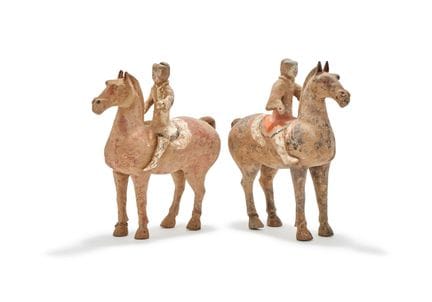 Ein Paar chinesischer Keramikfiguren von Reitern a