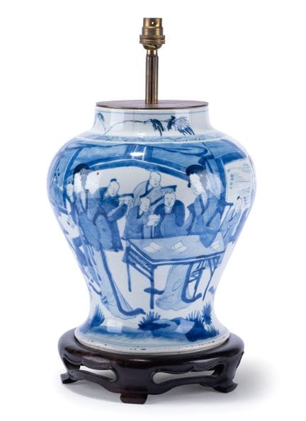 一件中国青花瓷花瓶，康熙年间（1662-1722）瓶身绘有妇女和男孩图案，现改作灯具使用，置于已固定