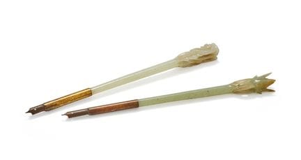 Zwei chinesische Haarnadeln aus Seladon-Jade, Ming