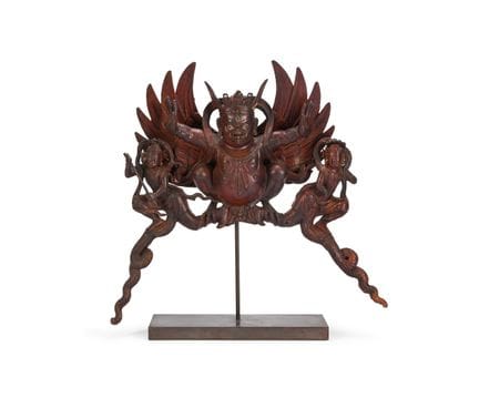 Eine große, lackierte Holzfigur des Guruda – mögli