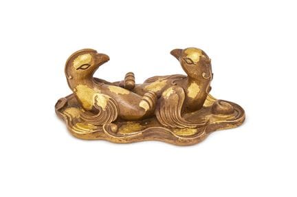 Ein chinesischer, mit Gold bespritzter Bronzebügel