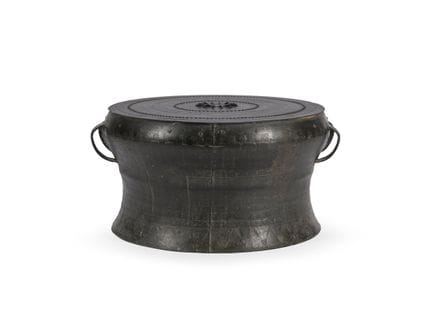 一件长形多伊松式青铜鼓，可能产自越南，19世纪，直径约60厘米×高29厘米。来源：罗莎琳德·费伊·戈
