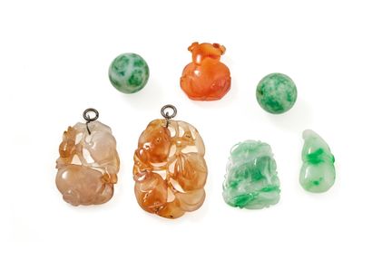 Un conjunto de siete piezas de piedra dura que inc