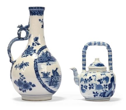 一件中国青花茶壶及壶盖，康熙年间（1662-1722）制，壶身绘有花卉、枝叶和山石纹样，顶部配有仿竹