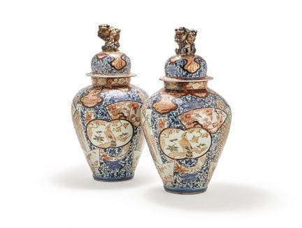 Un par de jarrones balaustres japoneses de Imari c
