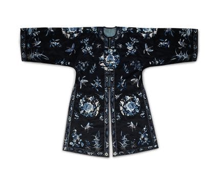 一件中国女士前开襟外套，约1880-1900年间制作，绣有花卉圆饰，其间点缀着蝴蝶以及花枝与果实图案