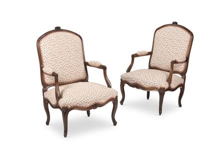 UNE PAIRE DE FAUTEUILS EN NOYER DE STYLE LOUIS XV,