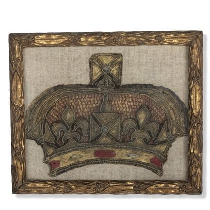 UNE BRODERIE ANCIENNE REPRÉSENTANT UN INSIGNE DE C