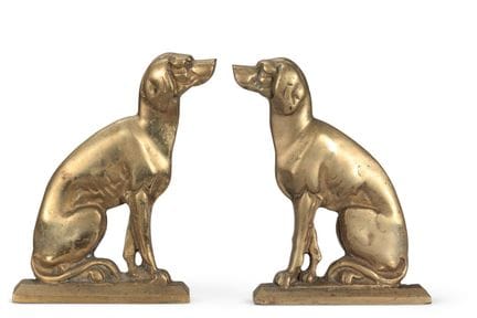 PAIRE DE CHAUSSE-FEU EN LAITON EN FORME DE CHIEN, 