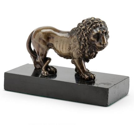 STATUETTE EN BRONZE REPRÉSENTANT UN LION EN TRAIN 