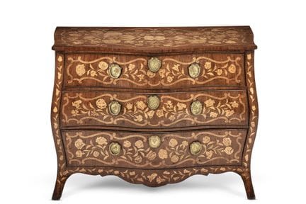 COMMODE BOMBÉE EN ACAJOU À MARQUETERIE FLORALE, HO
