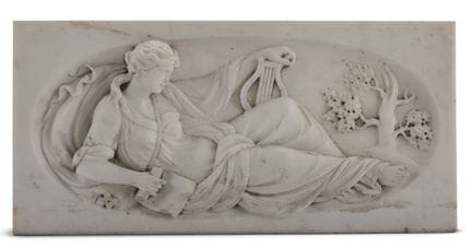 UNE TABLE DE CHEMINÉE EN MARBRE SCULPTÉ REPRÉSENTA