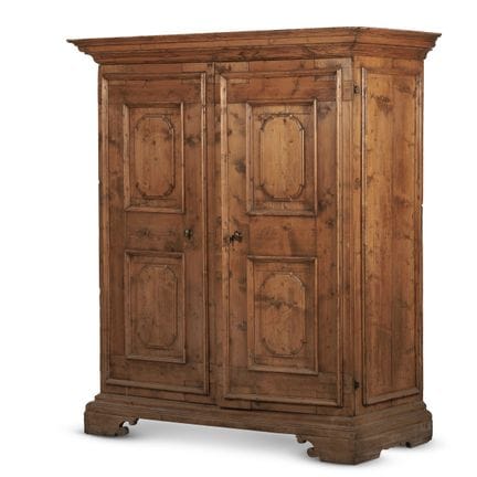 ARMOIRE EN PIN, NORD DE L'ITALIE, XVIIIe SIÈCLE. D