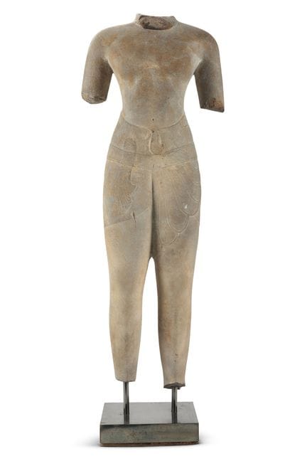 TORSE EN GRÈS GRIS KHMÉR D'UNE DIVINITÉ MASCULINE,