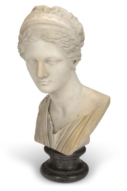 D'APRÈS UNE PIÈCE ANTIQUE – BUSTE EN MARBRE BLANC 