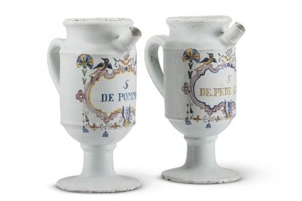 UNE PAIRE DE POTS À FRUITS SECS EN FAÏENCE DE DELF