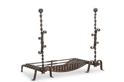 PAIRE DE CHENILLARDS EN FER ET LAITON AVEC UNE GRI