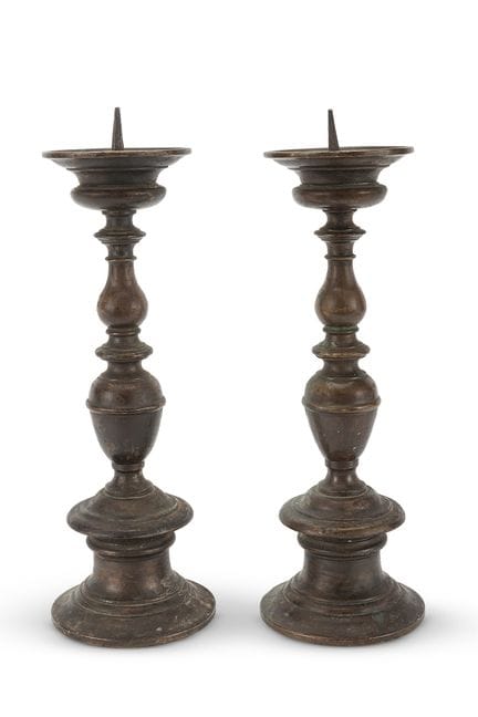UNE PAIRE DE CHANDELIERS EN BRONZE À POINTES – ITA