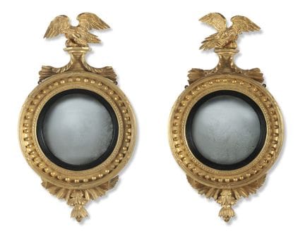 PAIRE DE MIROIRS CONVEXES DE STYLE RÉGENCE, EN BOI
