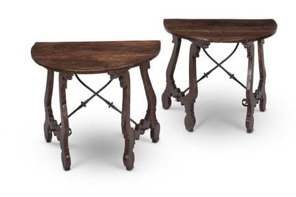 PAIRE DE TABLES D'APPOINT EN NOYER EN FORME DE « D