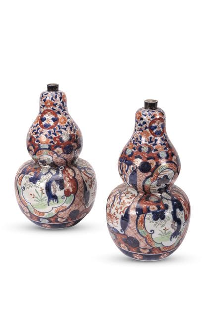 UNE PAIRE DE VASES IMARI EN FORME DE DOUBLE COURGE