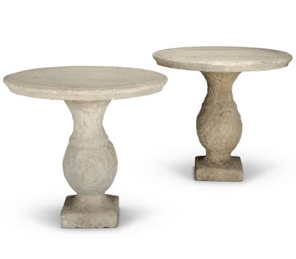 UNE PAIRE DE TABLES CIRCULAIRES EN PIERRE, FRANÇAI
