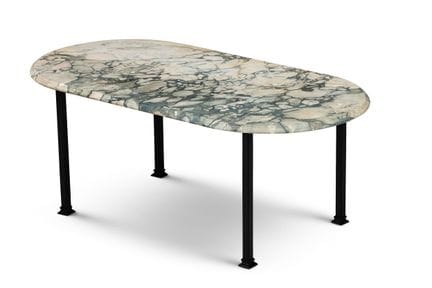 Une table basse « Brèche Violette » sur un pièteme