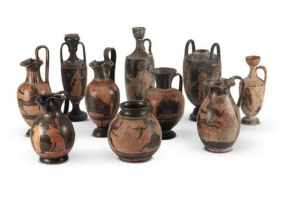 ENSEMBLE DE DIX VASES EN TERRE CUITE DE STYLE « GR