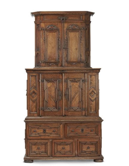 VITRINE À TROIS ÉTAGÈRES EN NOYER ET NOYER NODULE,