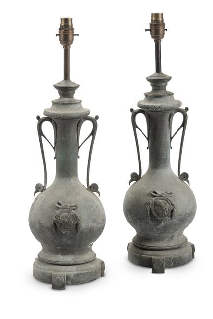 PAIRE DE LAMPES DE TABLE EN BRONZE À PATINE VERDIG