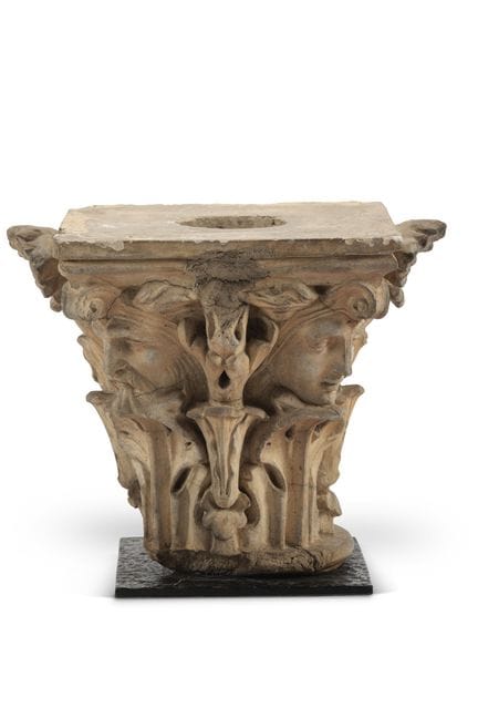 FRAGMENT DE CAPITEL EN TERRE CUITE – FRANÇAIS, XIX