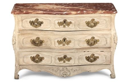 COMMODE BOMBÉE EN CHÊNE BLANCHI DE STYLE LOUIS XV,