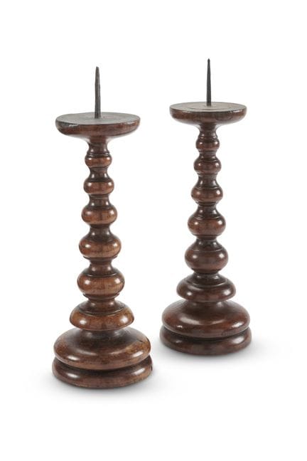 PAIRE DE BOUGEOIRS À POINTES EN BOIS DE FRUITIER, 