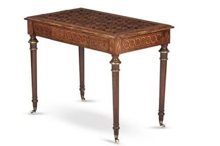 Y UNE TABLE D'ÉCRITURE VICTORIENNE EN NOYER AVEC M