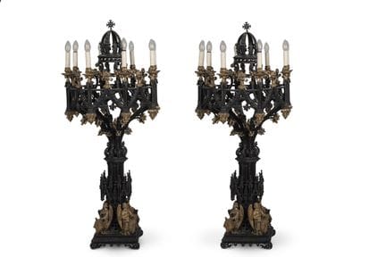 UNE GRANDE PAIRE DE CHANDELIERS GOTHIQUES EN BRONZ