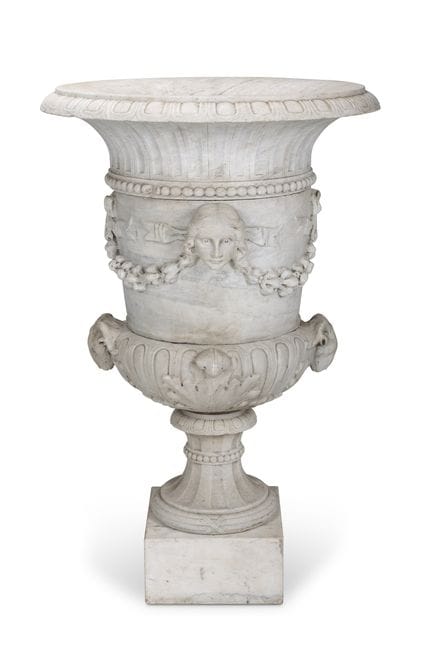 GRANDE URNE NÉOCLASSIQUE EN MARBRE BLANC, D'ORIGIN
