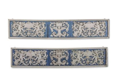 UNE PAIRE DE PANNEAUX DE CARREAUX DE MAJOLIQUE ÉMA