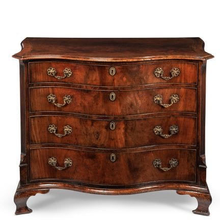 COMMODE SERPENTINE EN ACAJOU DE L'ÉPOQUE DE GEORGE
