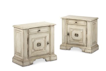 UNE PAIRE DE TABLES DE CHEVET PEINTES EN BLANC – I